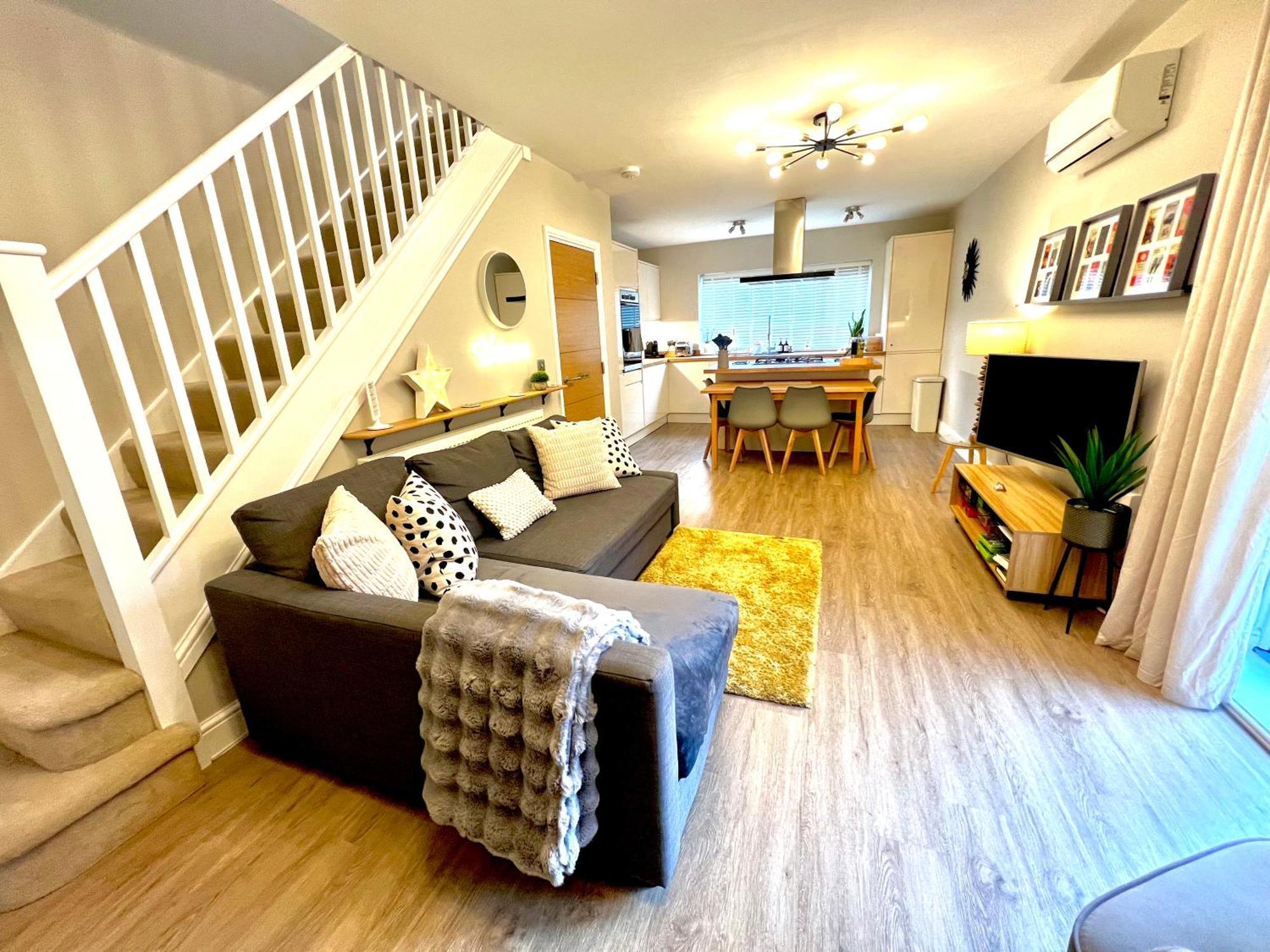 The Duplex With Deck & Living Space Air Conditioning Apartment